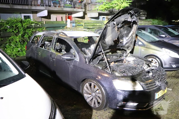 Brandweer blust brandende auto