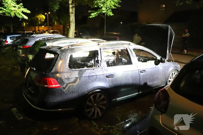 Brandweer blust brandende auto
