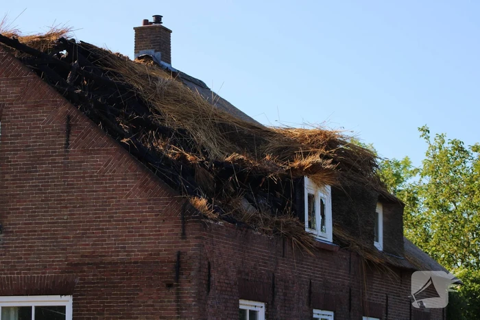 Veel schade na rietendakbrand bij geitenboerderij