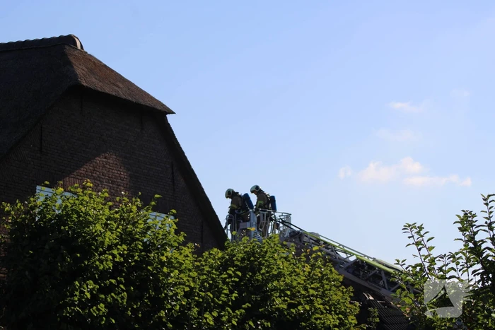 Veel schade na rietendakbrand bij geitenboerderij