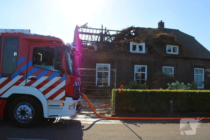 Veel schade na rietendakbrand bij geitenboerderij