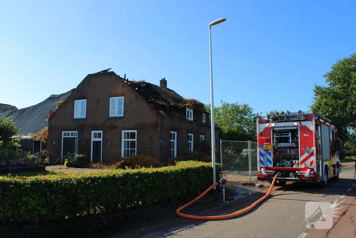 Veel schade na rietendakbrand bij geitenboerderij