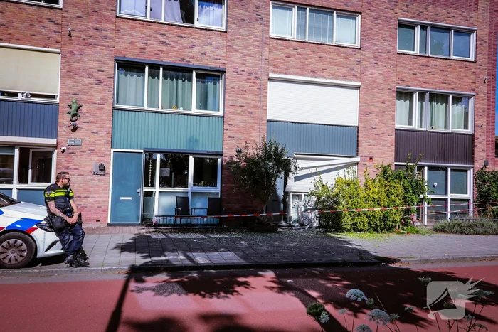 Ontploffing bij woning, politie doet onderzoek