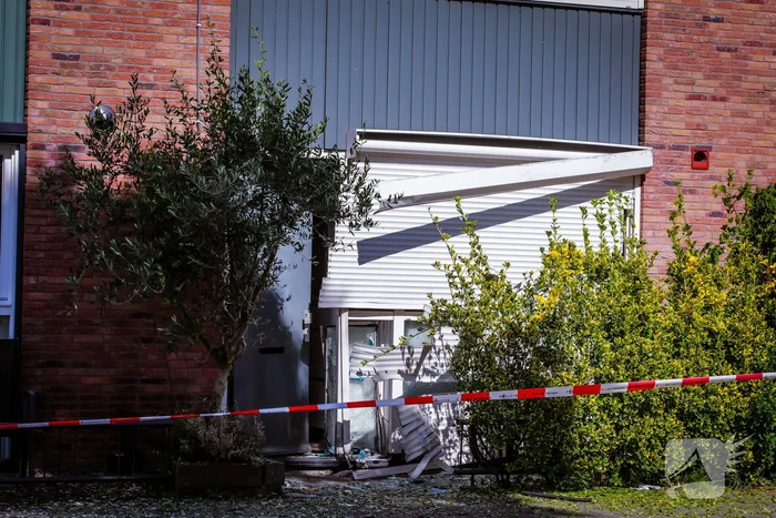 Ontploffing bij woning, politie doet onderzoek