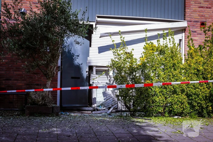 Ontploffing bij woning, politie doet onderzoek