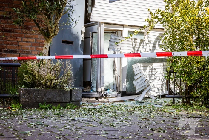 Ontploffing bij woning, politie doet onderzoek