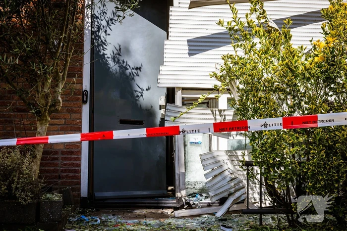 Ontploffing bij woning, politie doet onderzoek