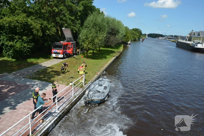 Pleziervaartuig brandt volledig uit