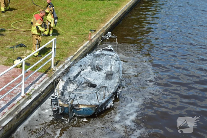 Pleziervaartuig brandt volledig uit