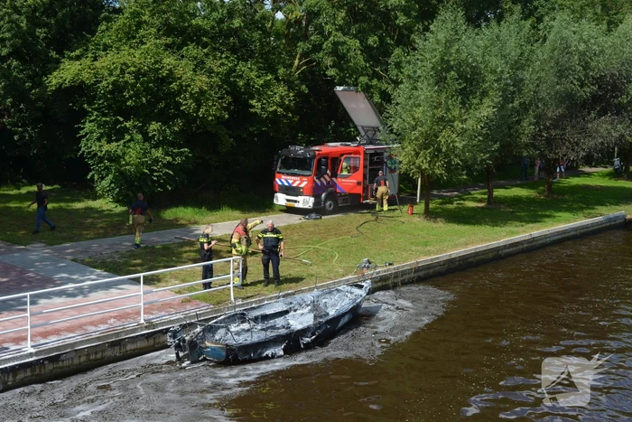 Pleziervaartuig brandt volledig uit