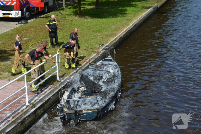 Pleziervaartuig brandt volledig uit