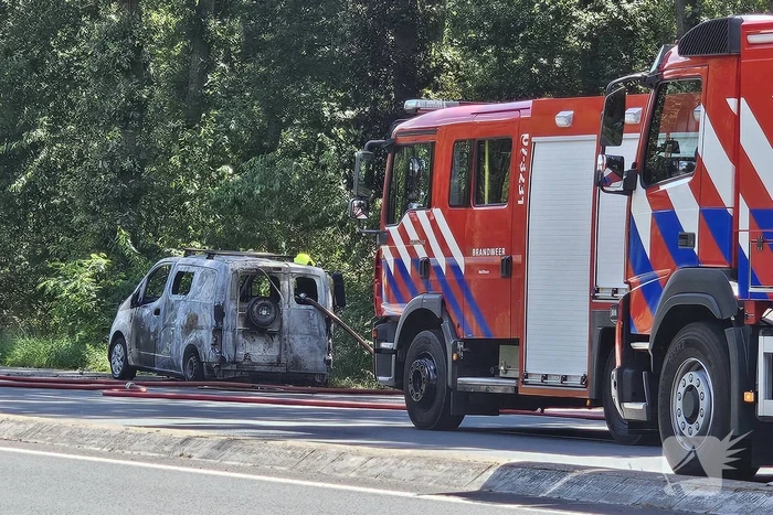 Terugkerende vakantieganger ziet elektrische bus in vlammen opgaan