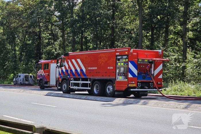 Terugkerende vakantieganger ziet elektrische bus in vlammen opgaan