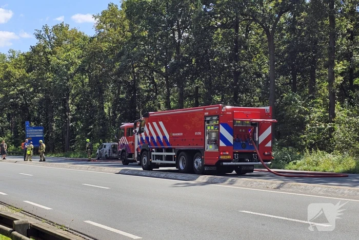 Terugkerende vakantieganger ziet elektrische bus in vlammen opgaan