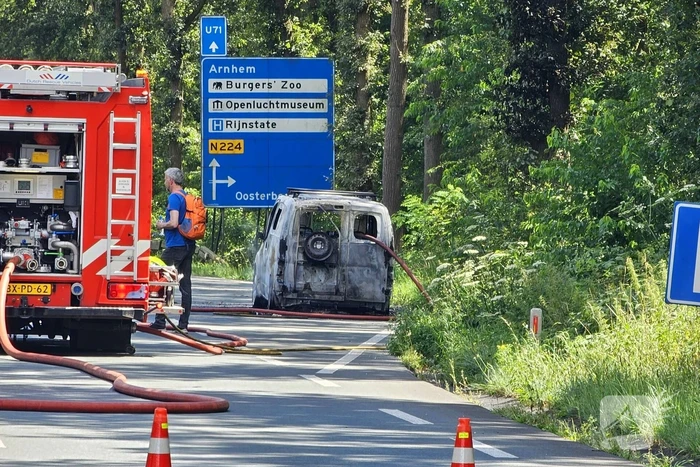 Terugkerende vakantieganger ziet elektrische bus in vlammen opgaan