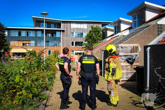 Afvalbak vat vlam bij woning