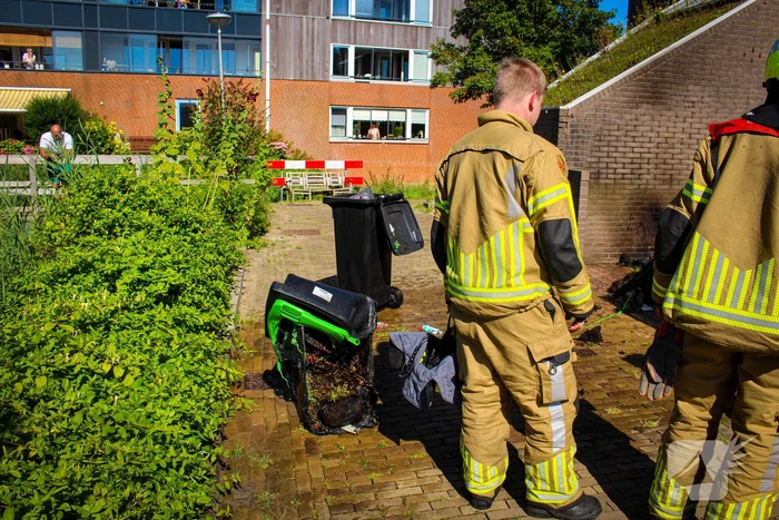 Afvalbak vat vlam bij woning