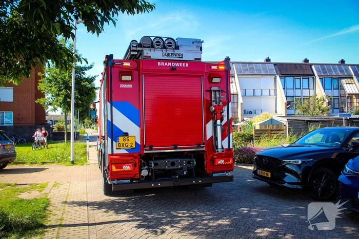 Afvalbak vat vlam bij woning