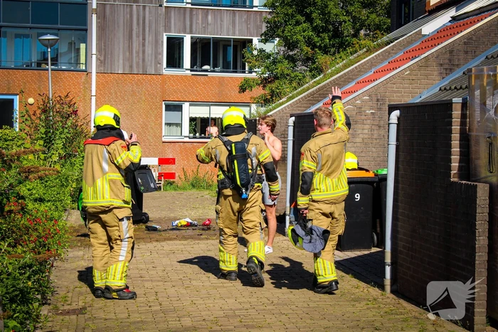 Afvalbak vat vlam bij woning