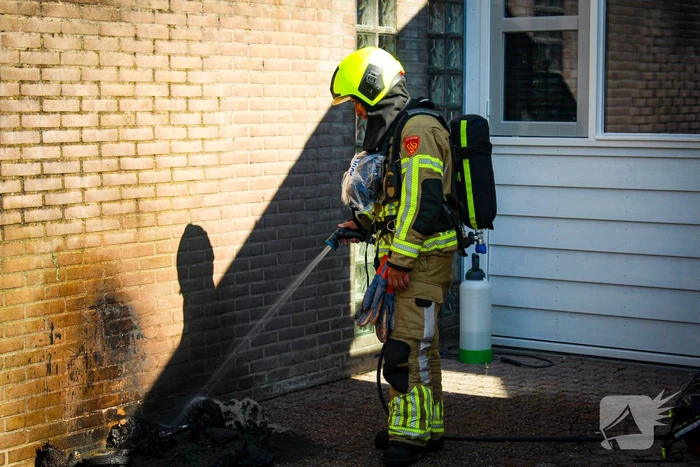Afvalbak vat vlam bij woning