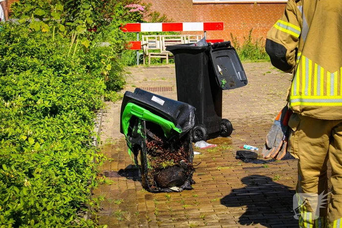 Afvalbak vat vlam bij woning