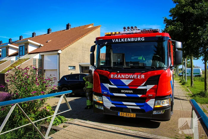 Afvalbak vat vlam bij woning