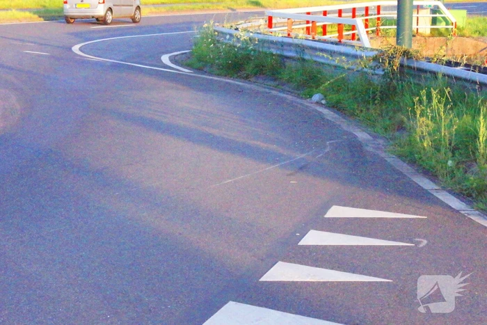 Motorrijder vliegt uit de bocht