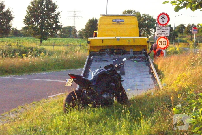Motorrijder vliegt uit de bocht