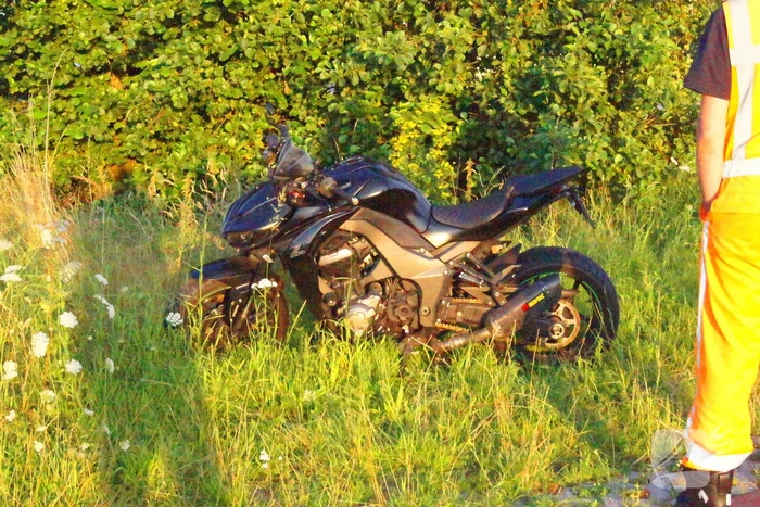 Motorrijder vliegt uit de bocht