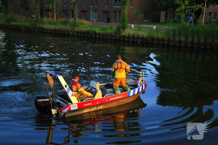Brandweer haalt overleden ree uit het water