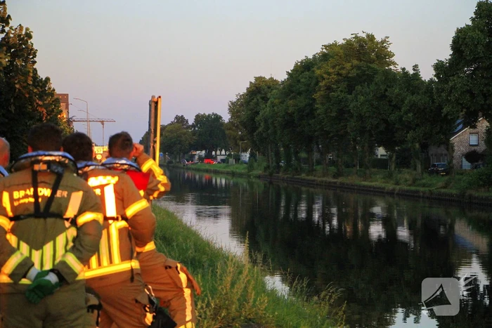 Brandweer haalt overleden ree uit het water
