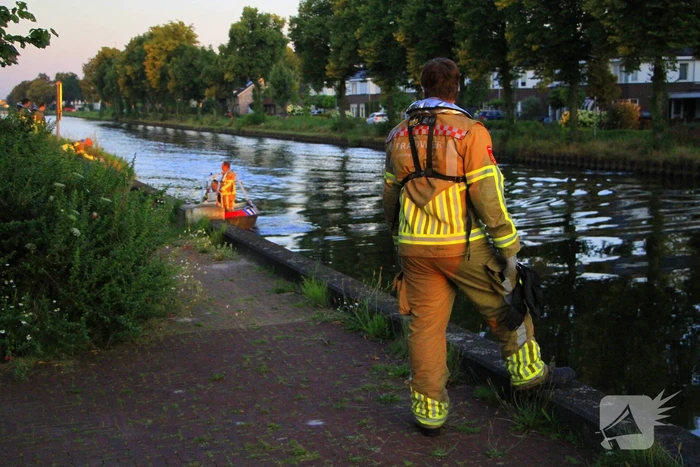 Brandweer haalt overleden ree uit het water