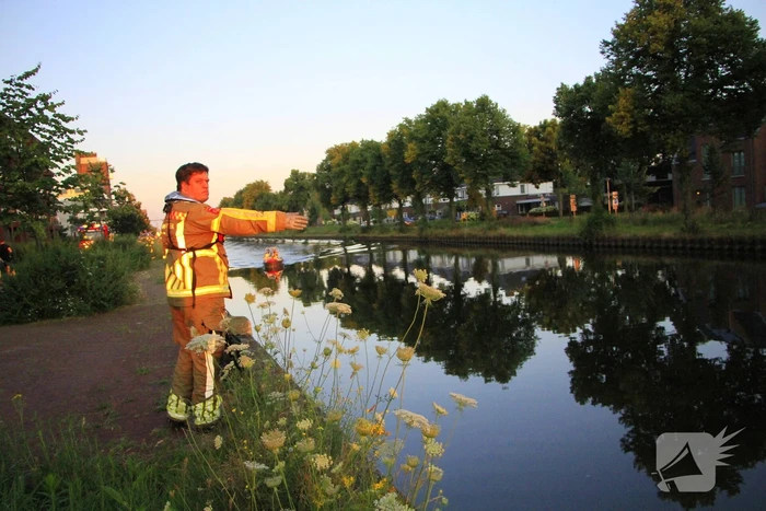 Brandweer haalt overleden ree uit het water