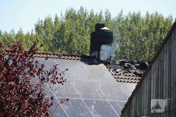 Brandweer blust brand in dak van woning