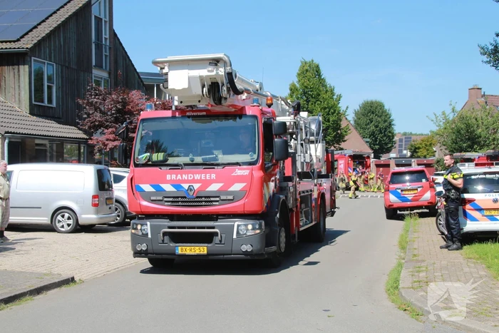 Brandweer blust brand in dak van woning
