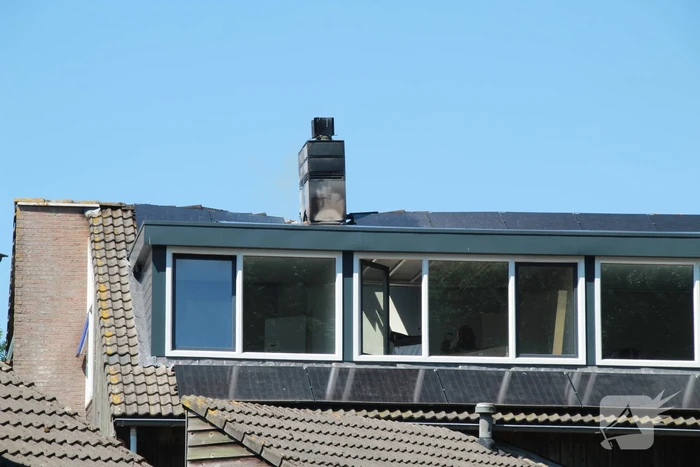 Brandweer blust brand in dak van woning