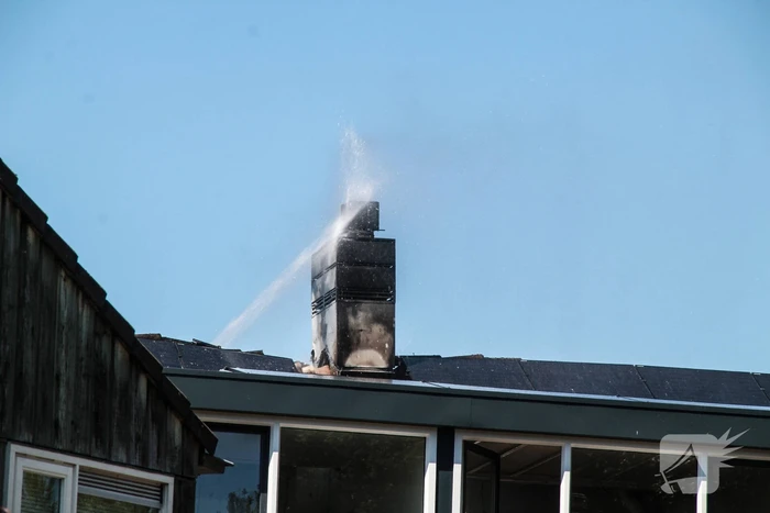 Brandweer blust brand in dak van woning