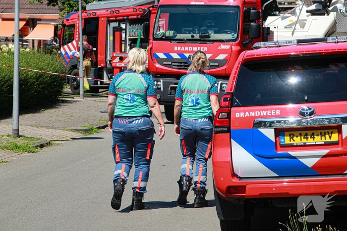 Brandweer blust brand in dak van woning