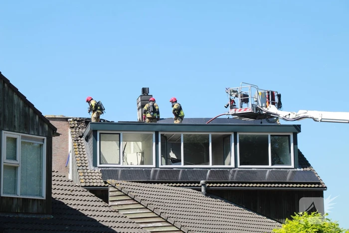 Brandweer blust brand in dak van woning
