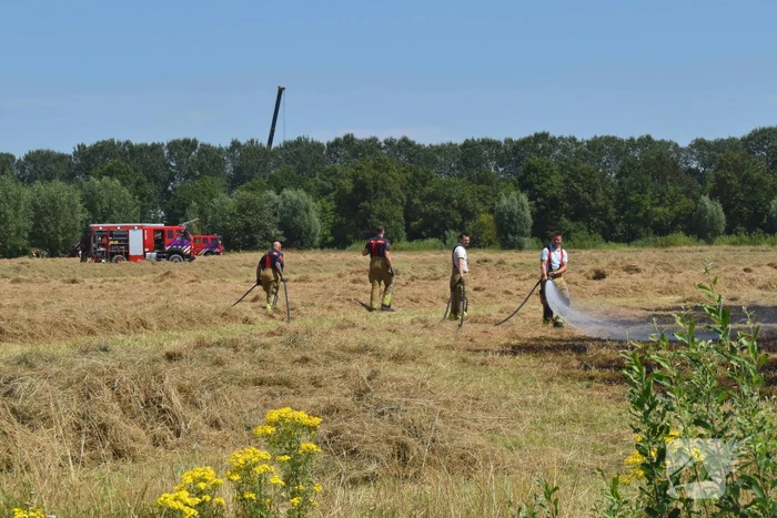 Brandweer groots ingezet voor brand op akker