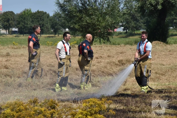 Brandweer groots ingezet voor brand op akker