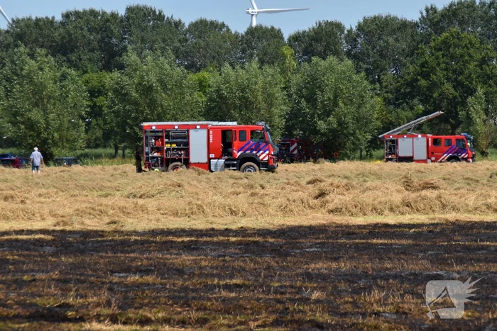 Brandweer groots ingezet voor brand op akker