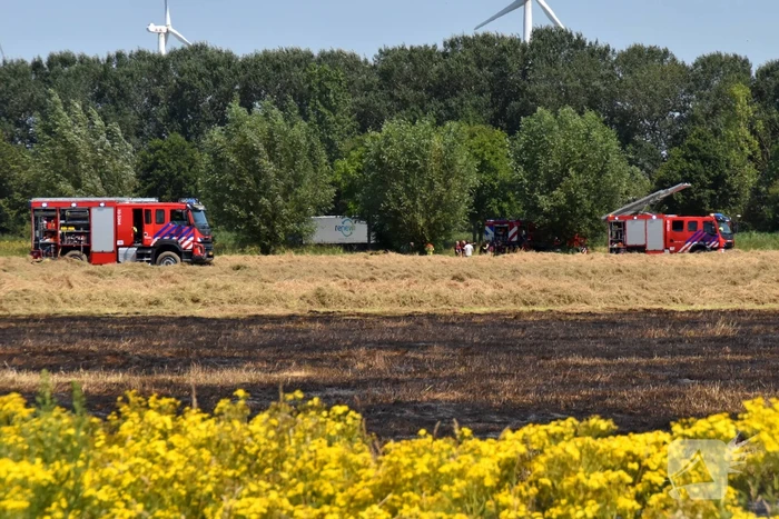 Brandweer groots ingezet voor brand op akker