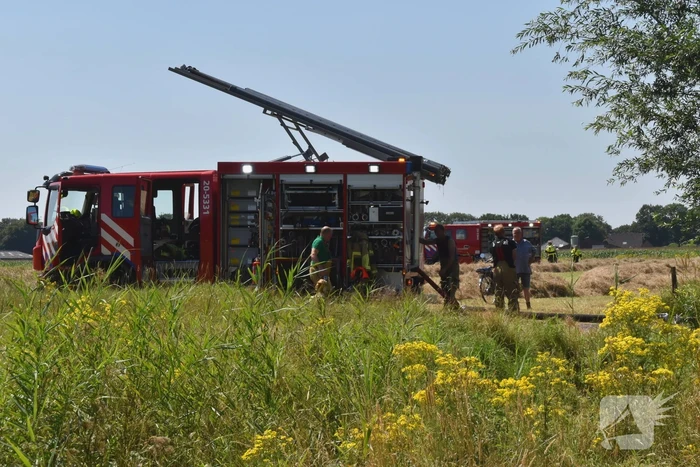 Brandweer groots ingezet voor brand op akker