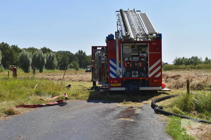 Brandweer groots ingezet voor brand op akker