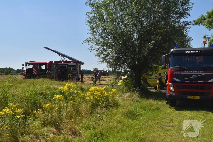 Brandweer groots ingezet voor brand op akker