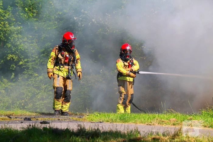 Landbouwvoertuig volledig verwoest door brand