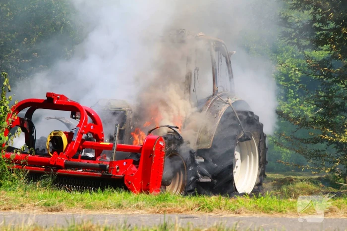 Landbouwvoertuig volledig verwoest door brand