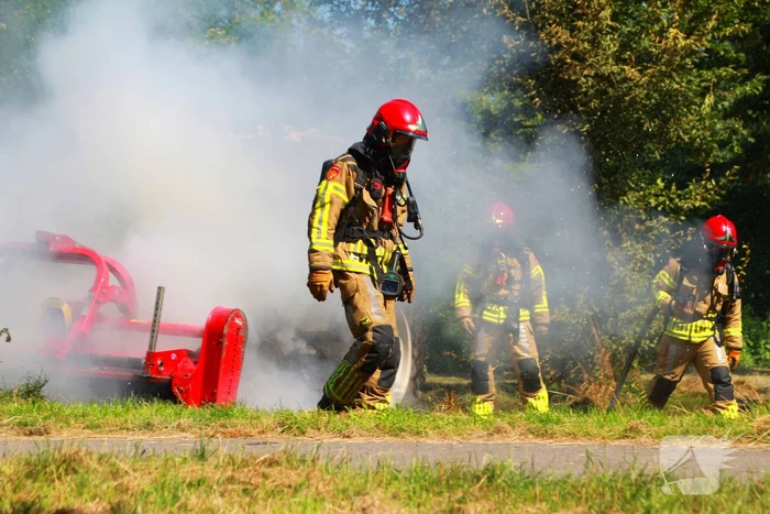 Landbouwvoertuig volledig verwoest door brand