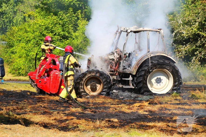 Landbouwvoertuig volledig verwoest door brand